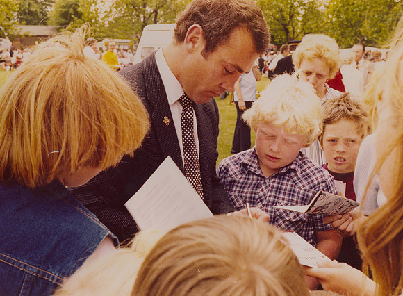 Newham Town Show. 1983. Alan Minter signing autographs.