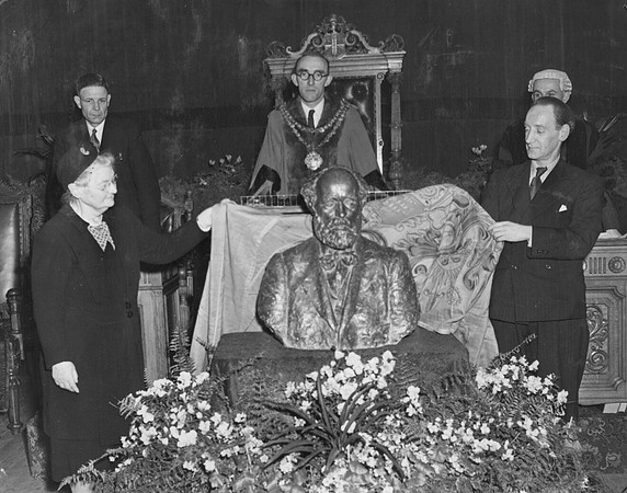 Margaret Bondfield & Bob Edwards unveil a bust of Keir Hardie by Benno Schotz presented by the ILP to West Ham Council. 1948.