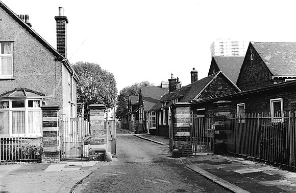 Rosetta School, Custom House. Entrance gates. October 1971.