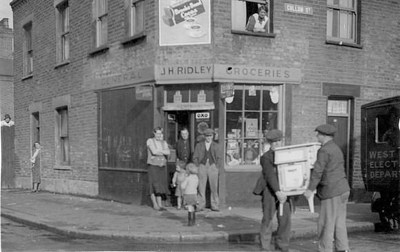 Cullum Street, Stratford. Delivery of the first electric stove in West Ham.