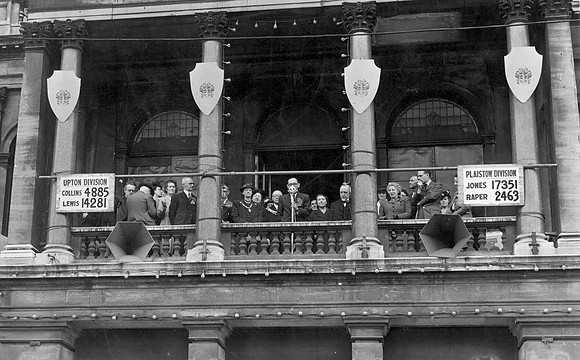 1945 General Election. West Ham Town Hall balcony. 26 July 1945.