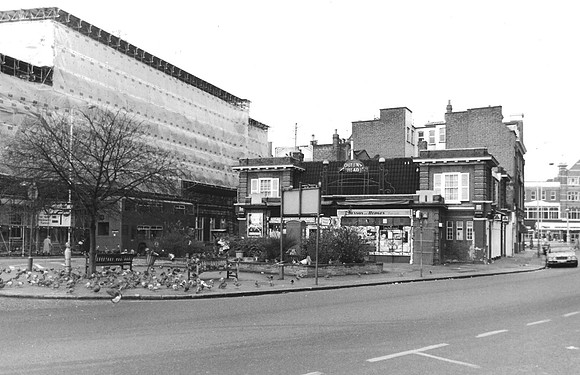 Queens Head, West Ham Lane, Stratford. December 1982