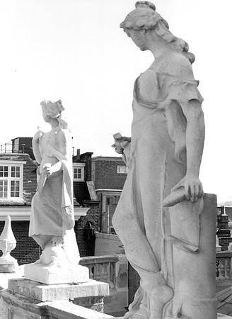 West Ham Town Hall-Statues. 29 September 1984.