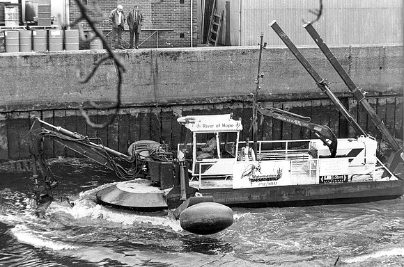 Operation of new dredging barge the Watermaster, River Lee, Stratford. 16 January 1991.