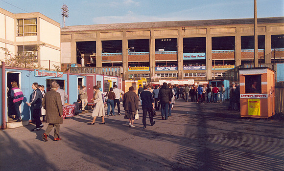 Crowds at West Ham United FC. 15 November 1984.