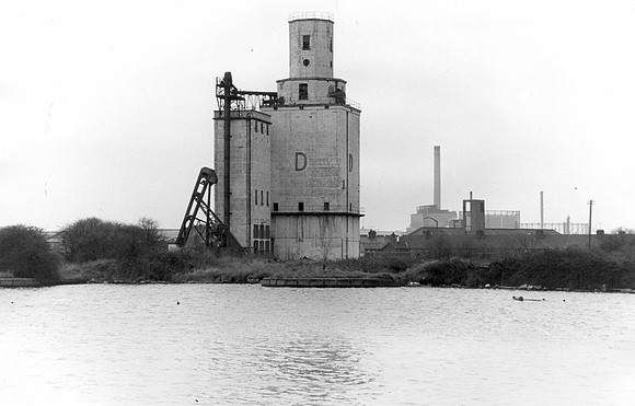 PLA Grain Silo 1920. Western Quays, Pontoon Dock, Royal Victoria Dock. View to south-west. 30 March 1984.