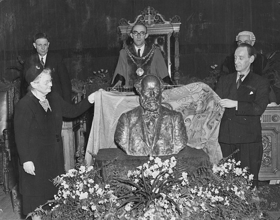 Margaret Bondfield & Bob Edwards unveil a bust of Keir Hardie by Benno Schotz presented by the ILP to West Ham Council. 1948.